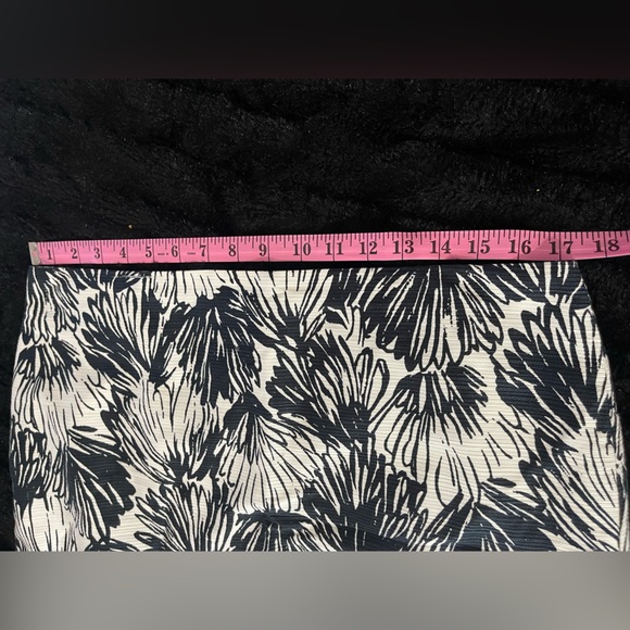 Ann Taylor Floral Black and White Skirt. Size 12 - Picture 6 of 6